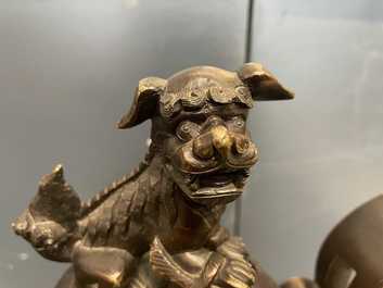 Un br&ucirc;le-parfum tripod couvert en bronze, Chine, marque de Qianlong, 19/20&egrave;me